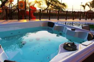 Exclusivo club de playa con acceso directo a la playa de pozos colorados, cuenta con piscinas olímpicas, para niños, restaurante, jacuzzi, sauna, turco, salón de juegos, simulador de golf, spa, transporte interno, bar, etc.