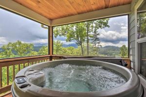 Sky Blue Overlook - Hot Tub and Screened Porch!