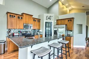 Quiet Retreat with Kayak and Patio, Walk to Lake!