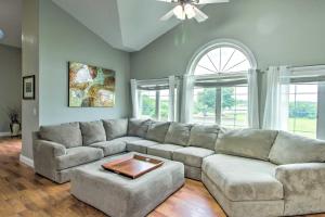 Quiet Retreat with Kayak and Patio, Walk to Lake!