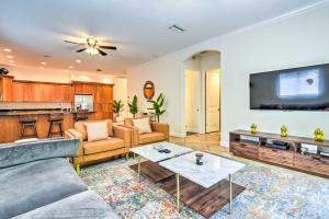 Sunny Sarasota Abode with Yard about 1 Mi to Dtwn!