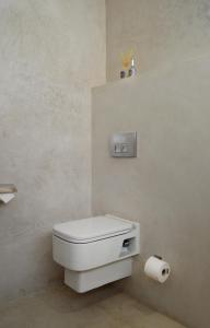 Augusta Palms - White Room