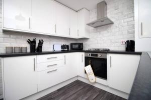 2 Bedroom House on Holmes Hill Road- Free Parking, Wi-Fi & Patio