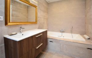 Maisons de vacances Amazing Home In Nimes : photos des chambres