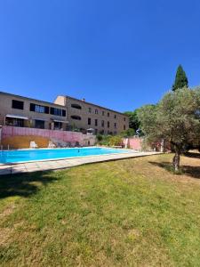 Appartements logement exceptionnel situe au coeur du Luberon a proximite du Colorado provencal Niche dans une residence paisible dotee d'une piscine cet hebergement offre une vue imprenable sur le Luberon depuis sa terrasse : photos des chambres