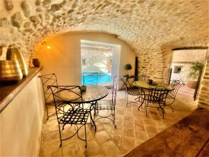 Maisons de vacances 3 GITES DE CHARME 6p ou GITE DE GROUPE 18p - PISCINE INTERIEURE CHAUFFEE : photos des chambres