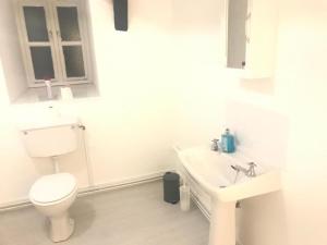 Entire One Bedroom Flat, 9