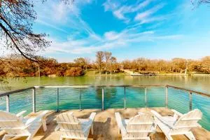 Luxury Lakeside Stunner - McQueeney