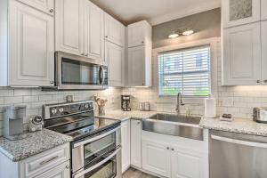 On-Site Beach Bar Sunny Perdido Key Cottage!