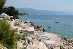 Apartments with parking space Novi Vinodolski - 5600