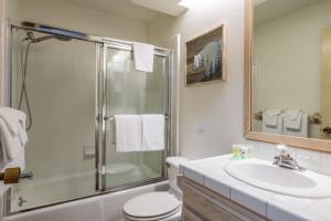 Warm and cozy upgraded 2 bedrm 2 bath single level condo in Snowcreek complex phase IV 563 Sleeps 6