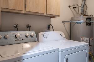 Warm and cozy upgraded 2 bedrm 2 bath single level condo in Snowcreek complex phase IV 563 Sleeps 6