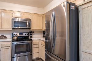 Warm and cozy upgraded 2 bedrm 2 bath single level condo in Snowcreek complex phase IV 563 Sleeps 6