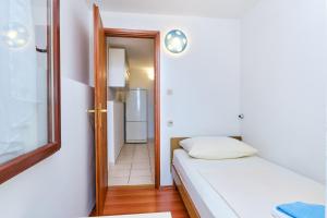 Apartments with parking space Cunski, Losinj - 7867