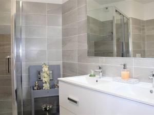 Appartement Neuf 3 Pièces avec Terrasse et Garage, Cagnes-sur-Mer - FR-1-252A-88