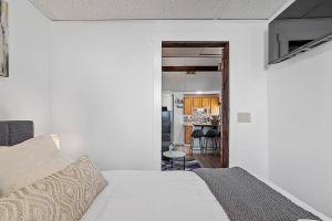 NEW!! Lovely unit w PRIVATE Hot Tub and patio!