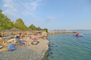 Apartments by the sea Mandre, Pag - 12567 