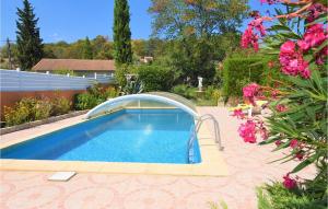 Maisons de vacances Amazing home in Donzere with Outdoor swimming pool, WiFi and 1 Bedrooms : photos des chambres