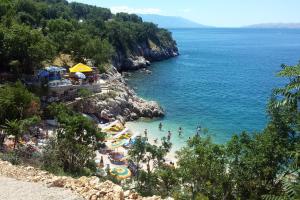 Apartments with parking space Novi Vinodolski - 15823