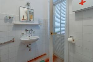 Apartments by the sea Nerezine, Losinj - 2516