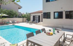 4 Bedroom Gorgeous Apartment In Medulin 