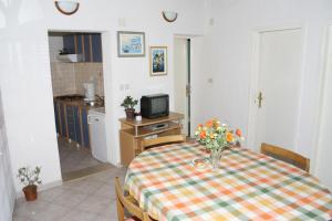 Apartments with parking space Bol, Brac - 2899