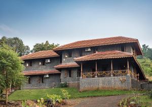 SaffronStays Niramay - 3BR Velhe villa, infinity pool, organic farm, library, valley & forest views near Torna-Rajgad