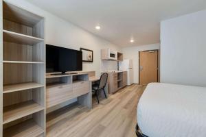 King Room with Tub - Disability Access/Non Smoking room in WoodSpring Suites Meridian