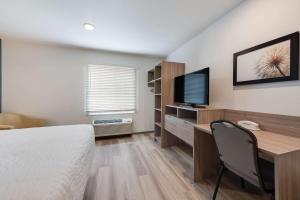 Queen Room with Roll-In Shower - Disability Access/Non Smoking room in WoodSpring Suites Meridian