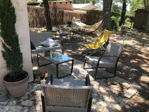 Villas Petit mas provencal meuble de tourisme 3 etoiles - 3 pers 1 piece 30 m2 tout confort lisiere foret jardin Jacuzzi Piscine : photos des chambres