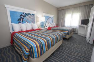 Suite with Lake View room in Cedar Point Hotel Breakers