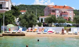 Apartments by the sea Stara Novalja, Pag - 9710 