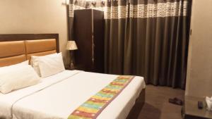 Deluxe Double Room (2 Adults + 1 Child) room in Hotel Versa Appartments lodges Gulberg3