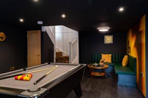 Ultimate glam, vintage central pad. Cool 70s bar.