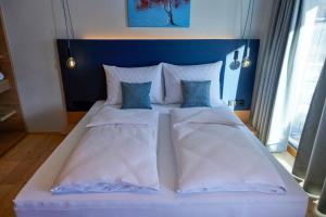 Wellness und Brunch Hotel MorgenZeit beheizter Naturteich Genuss Frühstück bis 13 Uhr Hochkönig Sommercard