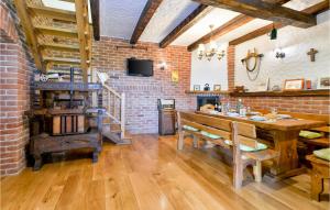 Cozy Home In Slavetic With Kitchen