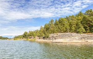 2 Bedroom Lovely Home In Vikbolandet