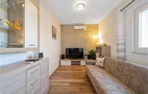 Three-Bedroom Holiday Home In Vinovo Donje