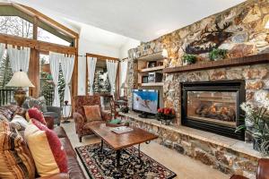 4 Bedroom Antlers Vacation Rental With Incredible Slopeside Views And Just A Short Walk To Gondola And Lionshead Village