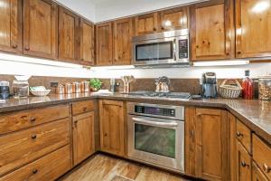 4 Bedroom Antlers Vacation Rental With Incredible Slopeside Views And Just A Short Walk To Gondola And Lionshead Village