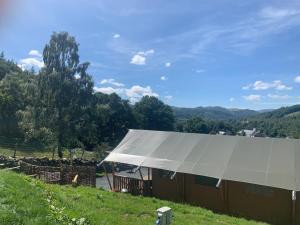 Mountain View Safari Tent with Hot Tub in The Heart of Snowdonia
