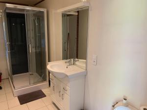 Maisons de vacances Magnifique bas de villa deux chambres situe pres des plages et du golf : photos des chambres