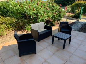 Maisons de vacances Magnifique bas de villa deux chambres situe pres des plages et du golf : photos des chambres