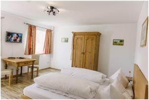 Double or Twin Room with Private External Bathroom room in Gästehaus Niedermeierhof