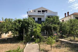 Apartments with parking spaces Jezera, Murter - 5135