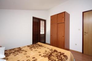 Apartments with parking space Jezera, Murter - 5109