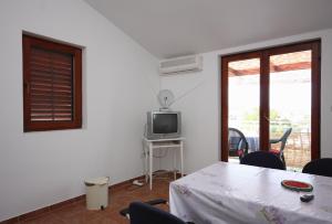 Apartments with parking space Jezera, Murter - 5109