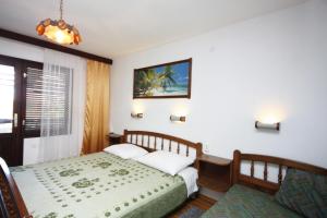 Apartments with a parking space Murter - 5102