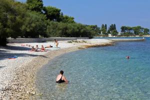 Apartments with a parking space Supetar, Brac - 5628