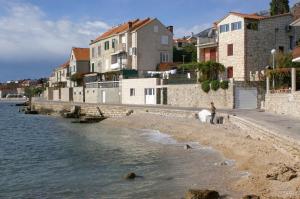 Apartments with a parking space Bol, Brac - 5641